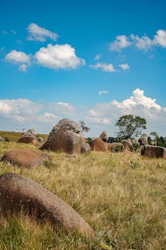 以下是一些非洲女孩建筑的免费库存照片：

1. 非洲女孩在非洲传统建筑前拍照