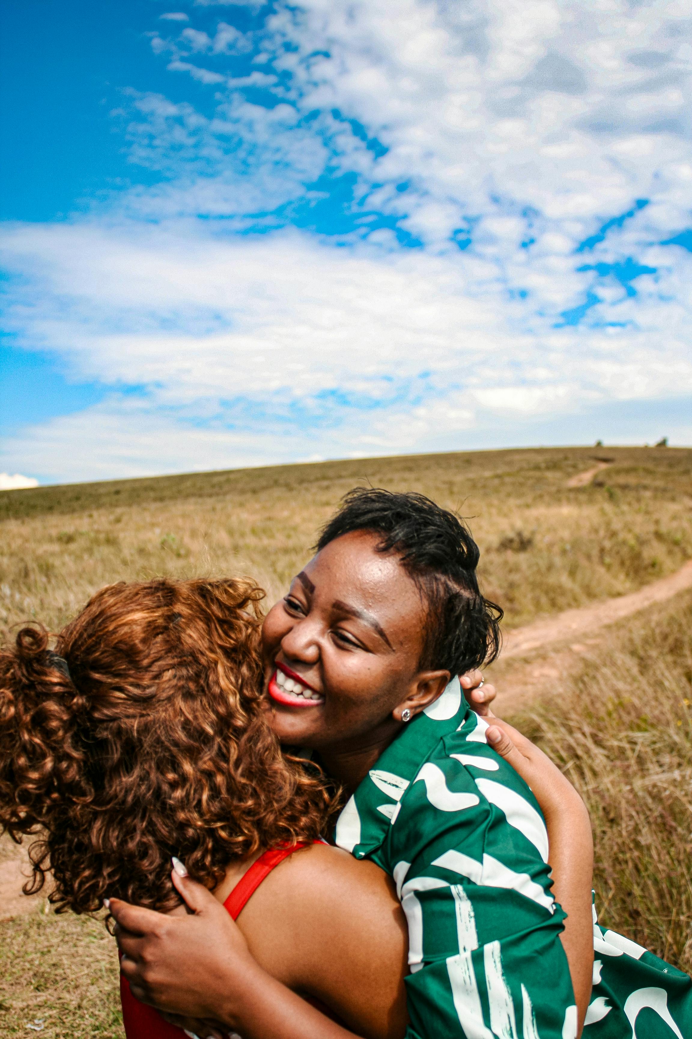 非洲女孩的建筑照片可能包括了各种风格的建筑，如传统民居、现代住宅、商业建筑等