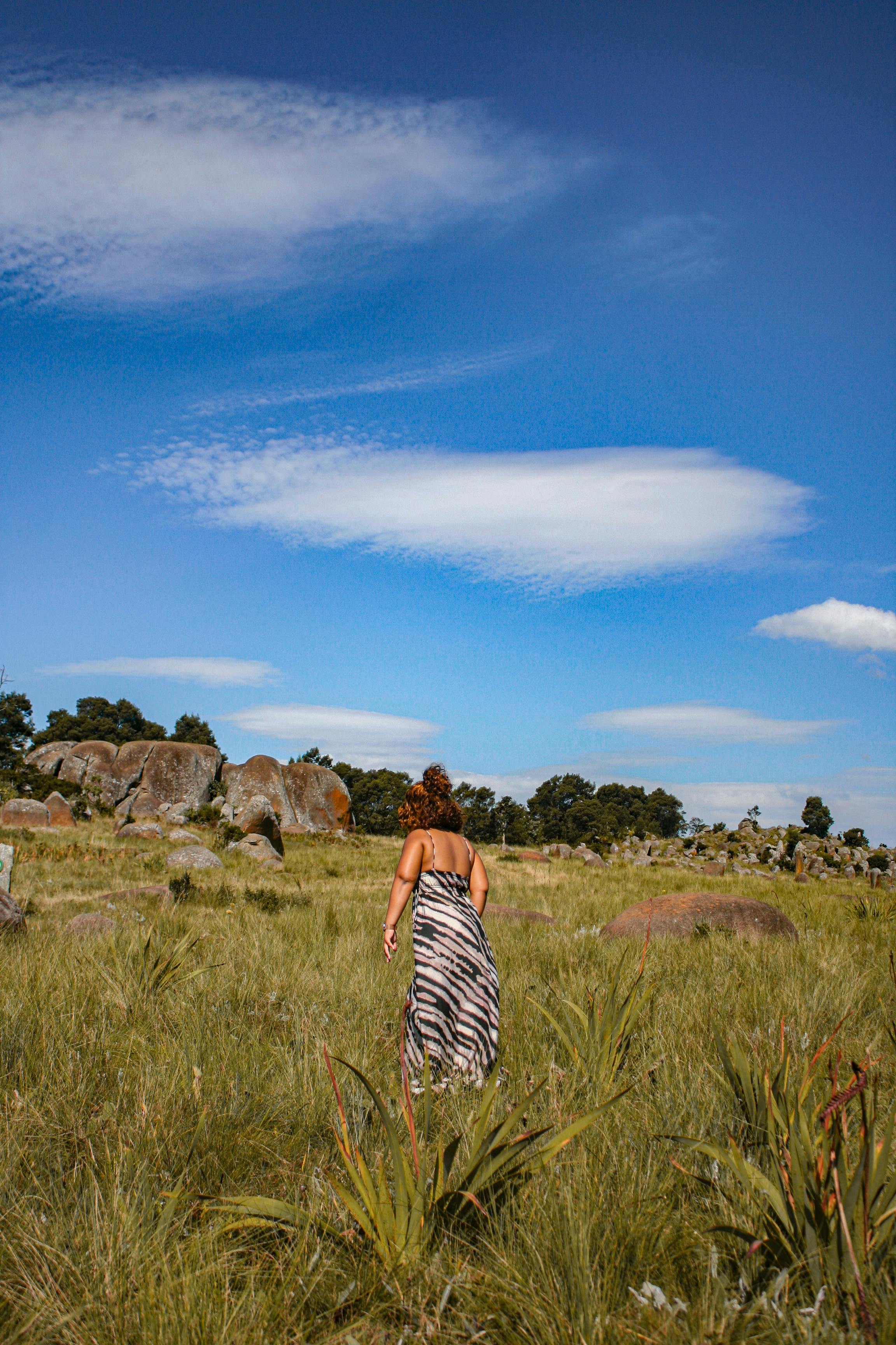 非洲女孩在建筑工地工作，穿着工作服，头戴安全帽