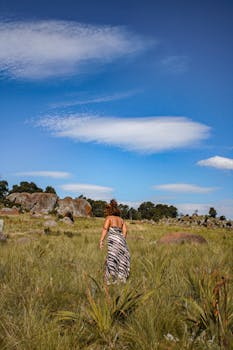 非洲女孩在建筑工地工作，穿着工作服，头戴安全帽