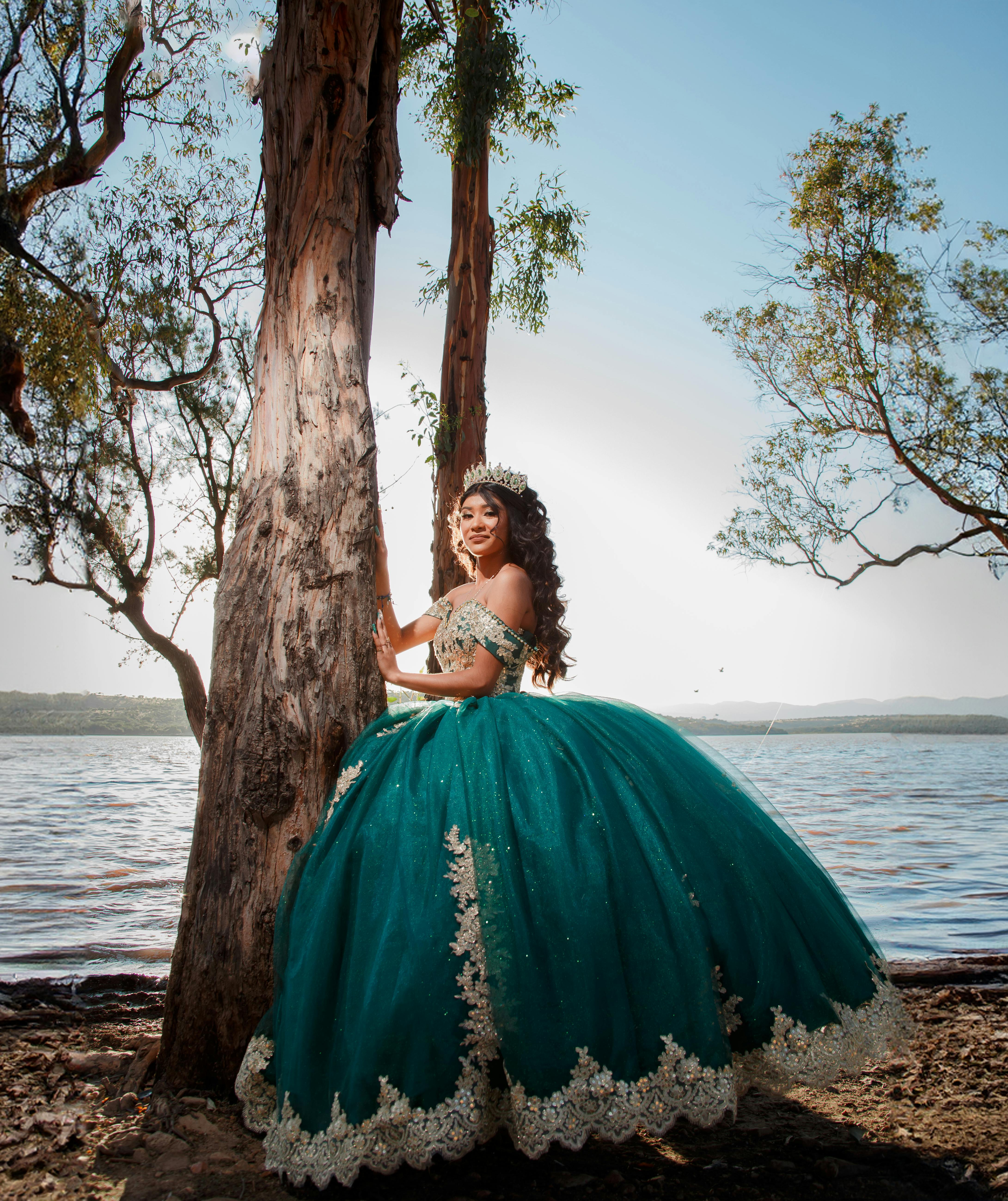 무료 멕시코 과나후아토의 아름다운 호숫가에서 청록색 볼가운을 입은 젊은 여성이 15세 생일을 축하하고 있습니다. 스톡 사진