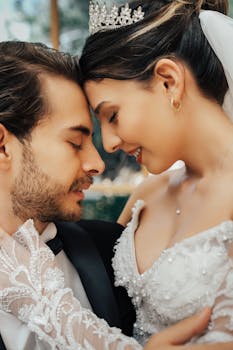 一对恩爱的新婚夫妇在土耳其安塔利亚拥抱的亲密肖像