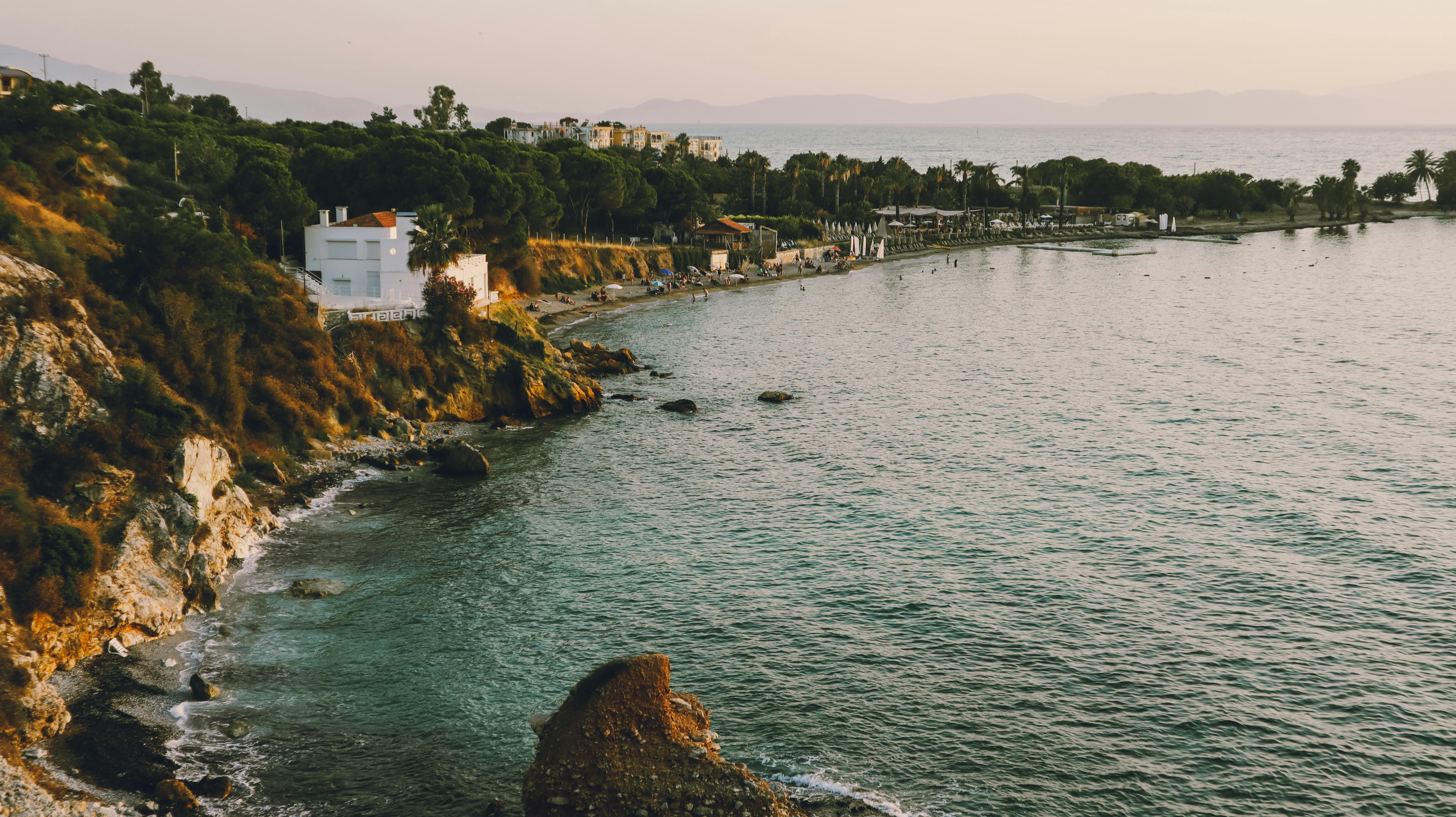 日落时分，海岸边展现出迷人的美景：悬崖峭壁与平静的海面交相辉映，营造出宁静的氛围