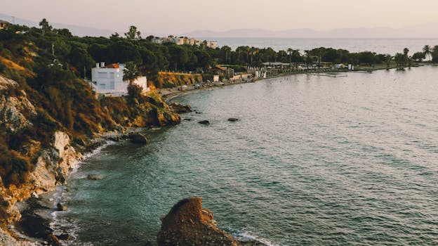 日落时分，海岸边展现出迷人的美景：悬崖峭壁与平静的海面交相辉映，营造出宁静的氛围
