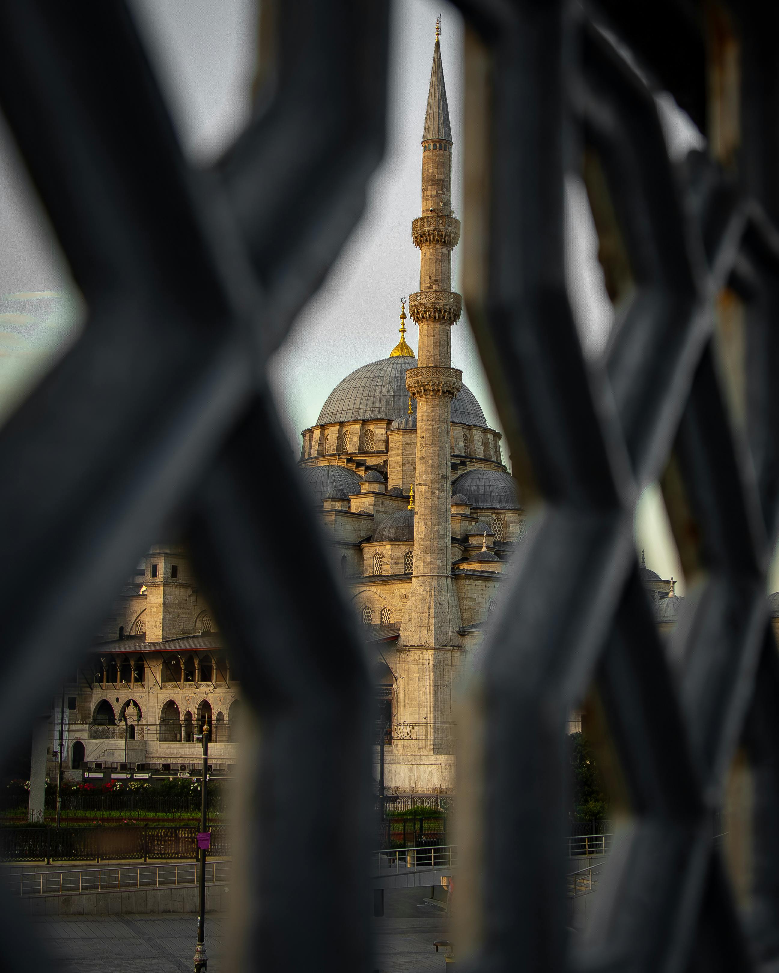 在黄昏时分，伊斯坦布尔的标志性清真寺被华丽的铁器所装饰，其建筑之美令人惊叹
