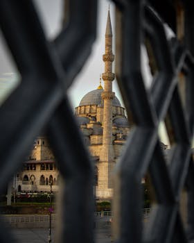 在黄昏时分，伊斯坦布尔的标志性清真寺被华丽的铁器所装饰，其建筑之美令人惊叹