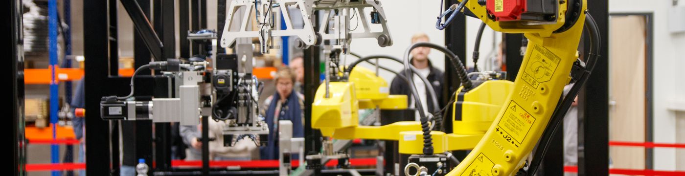 Industrial robot arm manufacturing plant Milano Torino Verona