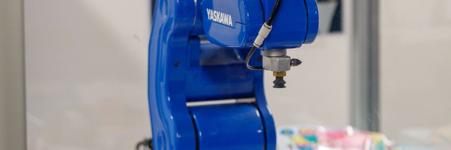 工場の産業用ロボットのイメージ写真