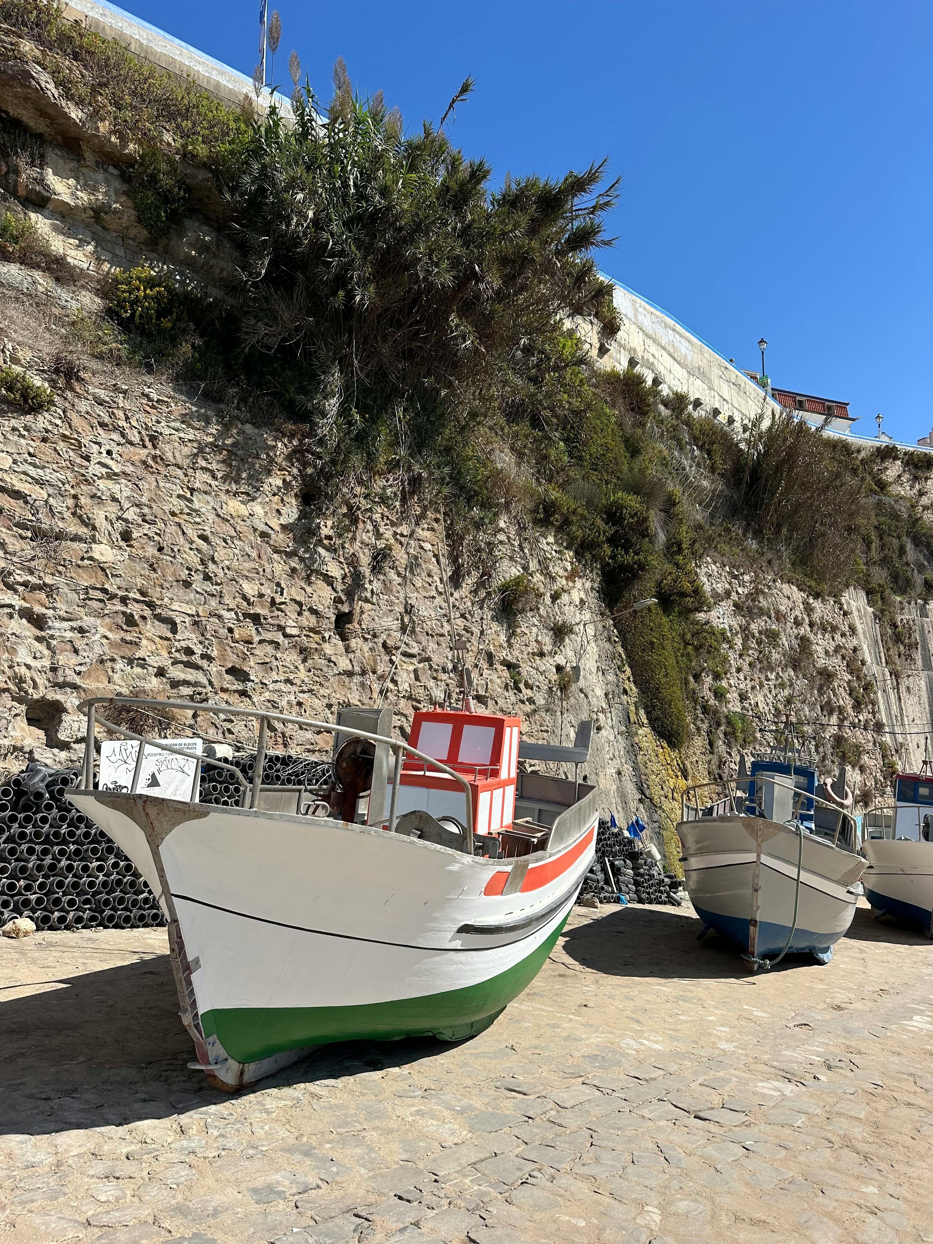 原句：
他正在阅读一本关于历史的书