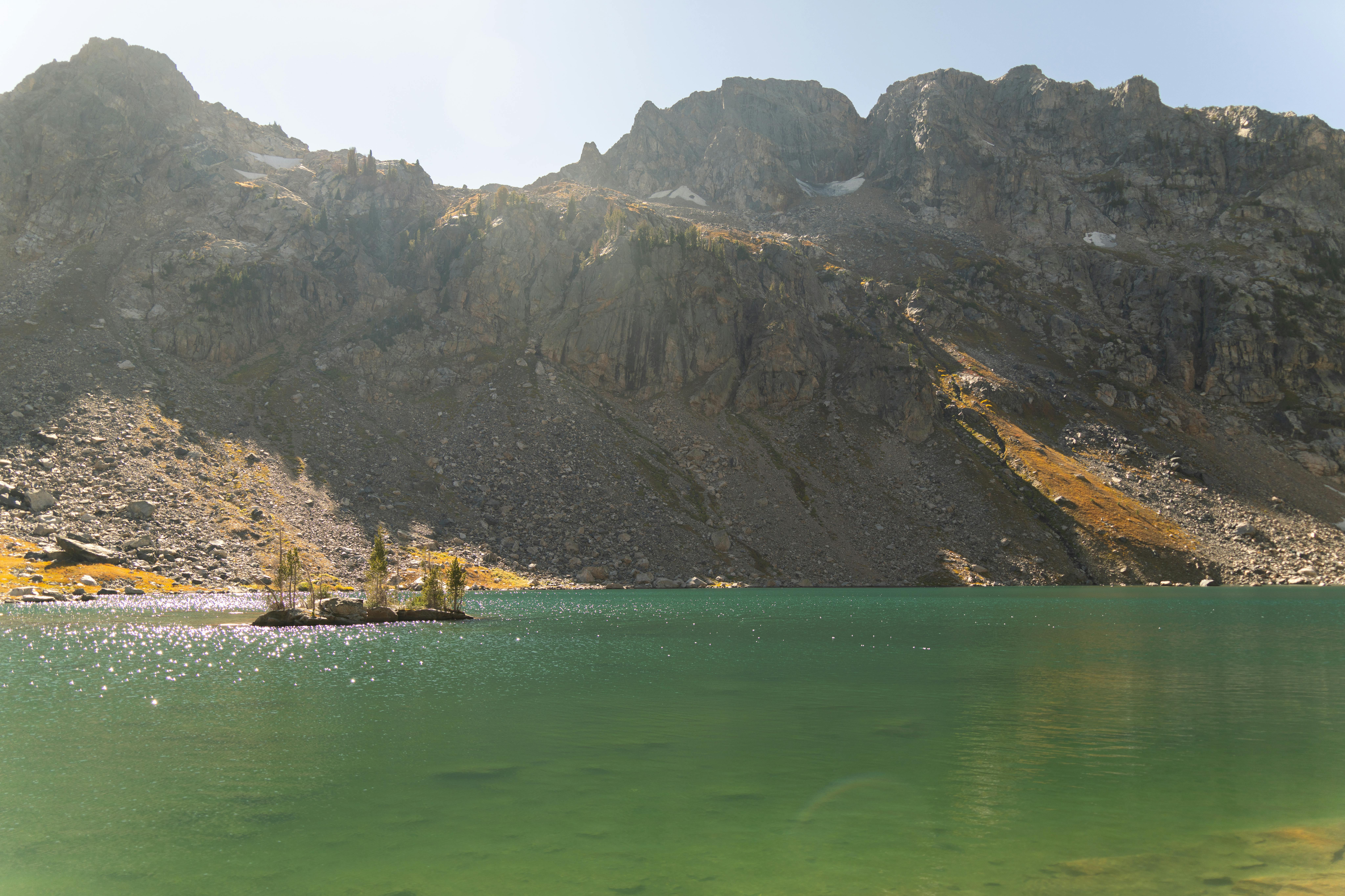 在免费股票照片中，我欣赏到了一个美丽的高山湖泊景色