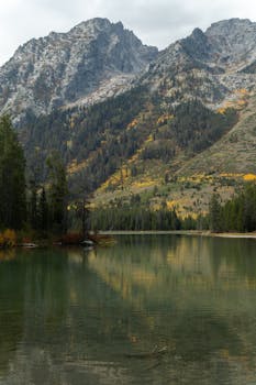 在免费股票照片中，我找到了一个美丽的景色，它描绘了高山湖泊的冒险氛围