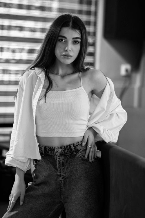 Free Elegant portrait of a young woman in monochrome, showcasing modern fashion style. Stock Photo