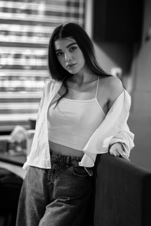 Free Elegant black and white portrait of a woman posing indoors with a casual style. Stock Photo