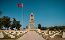 在晴朗的蓝天下，安纳卡莱土耳其战争纪念馆呈现出宁静的景色