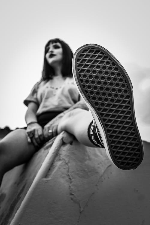 Gri Tonlamalı Spor Ayakkabı Giyen Kadın Fotoğrafı