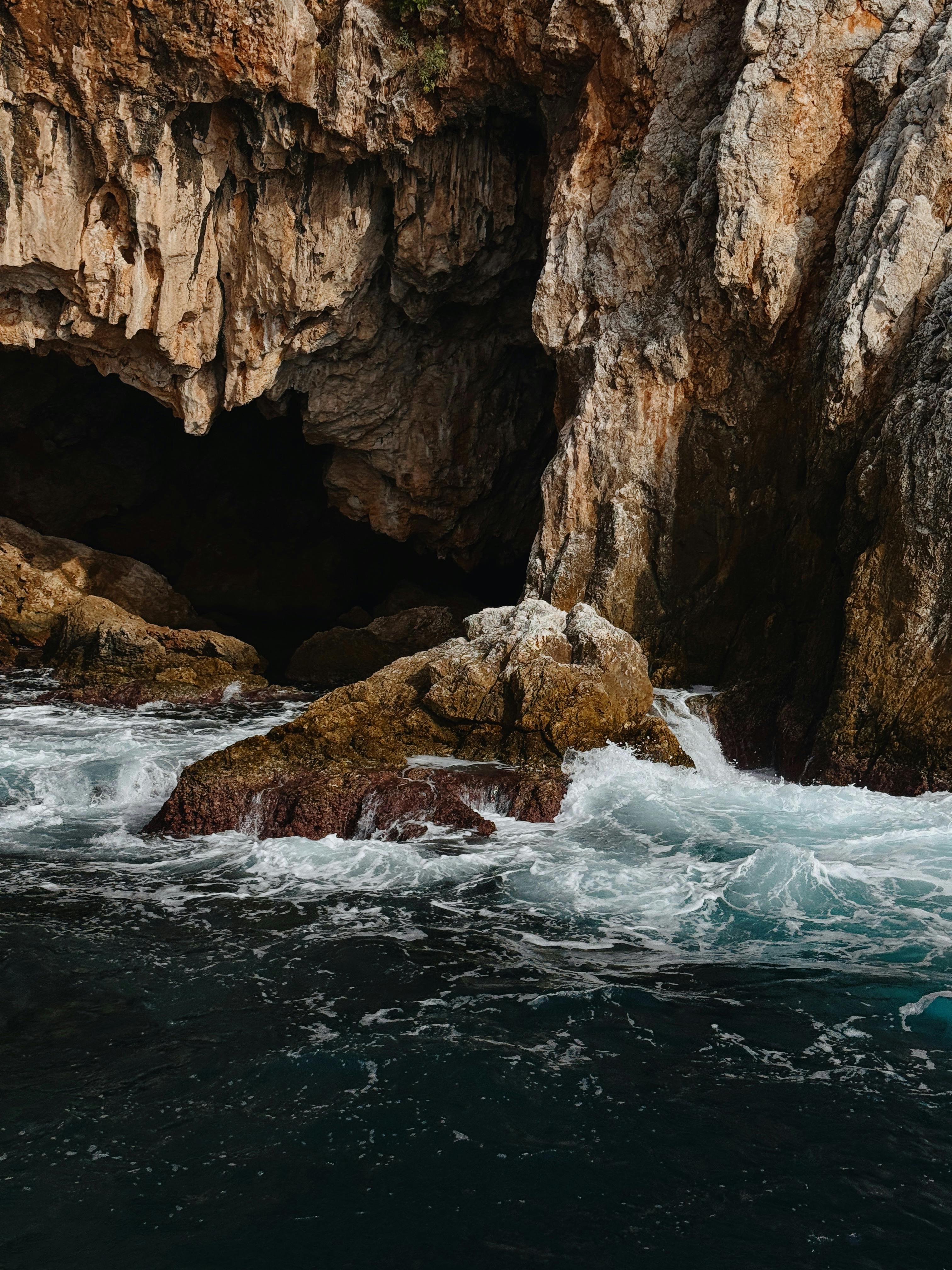 这是一个令人惊叹的海底洞穴，沿着土耳其岩石海岸线波涛汹涌，展现了大自然的原始美丽