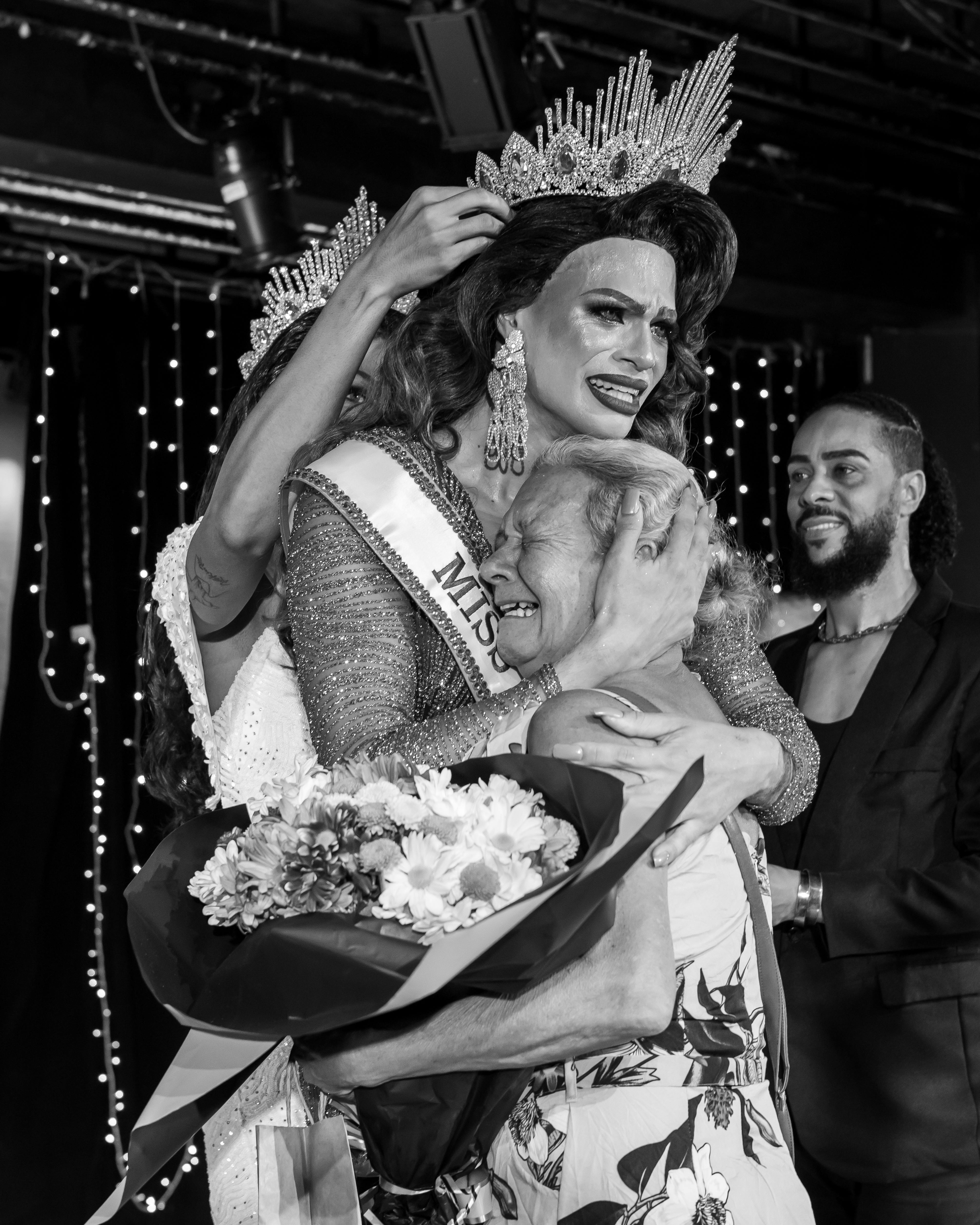De franc Moment emotiu de celebració en un concurs de drag queens a Salvador, Bahia, Brasil. Foto d'estoc
