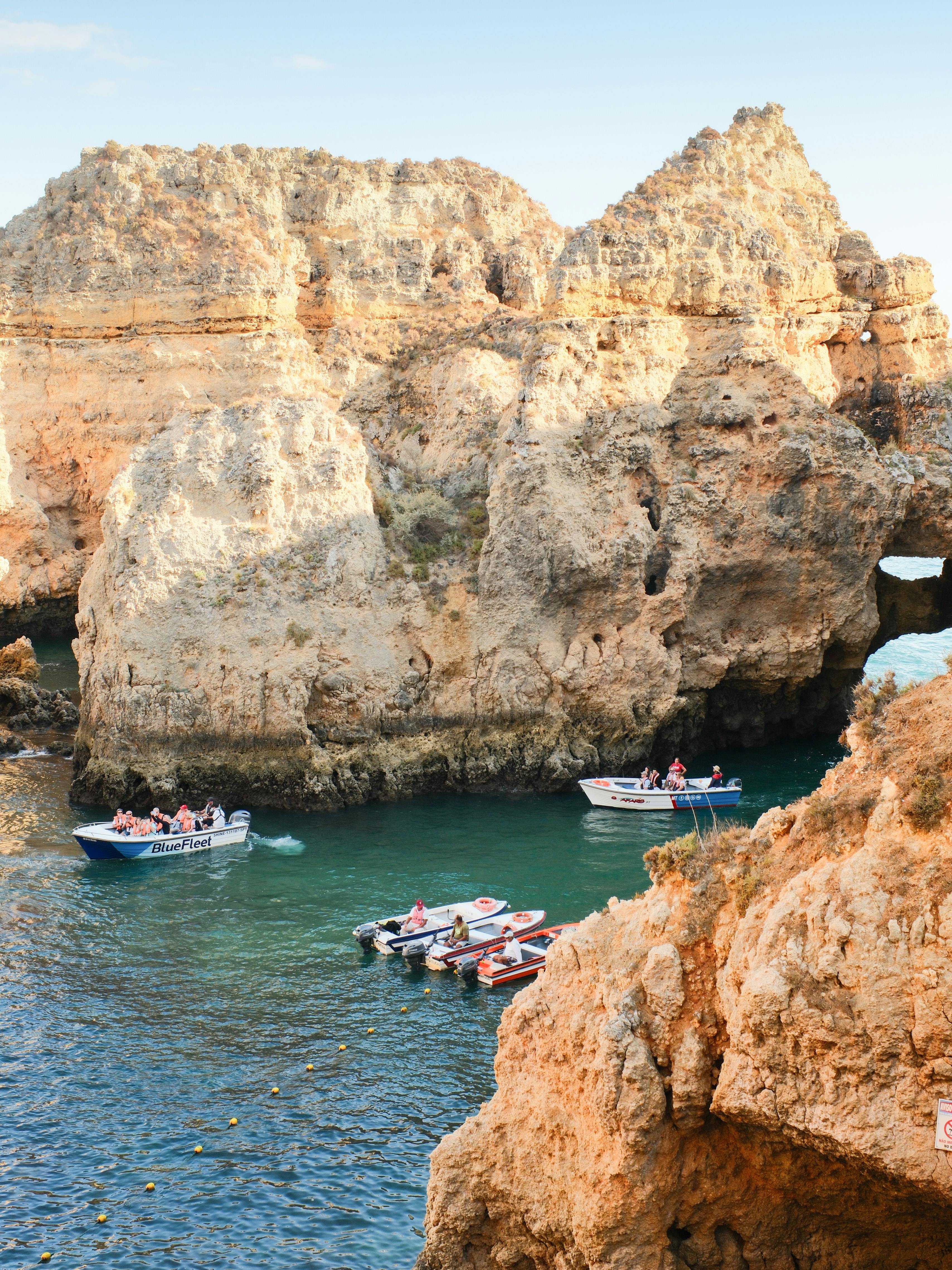 在拉各斯蓬塔达皮达德悬崖下的船只