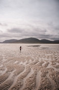 在苏格兰的哈里斯，一个偏远的海滩上，有人正在行走