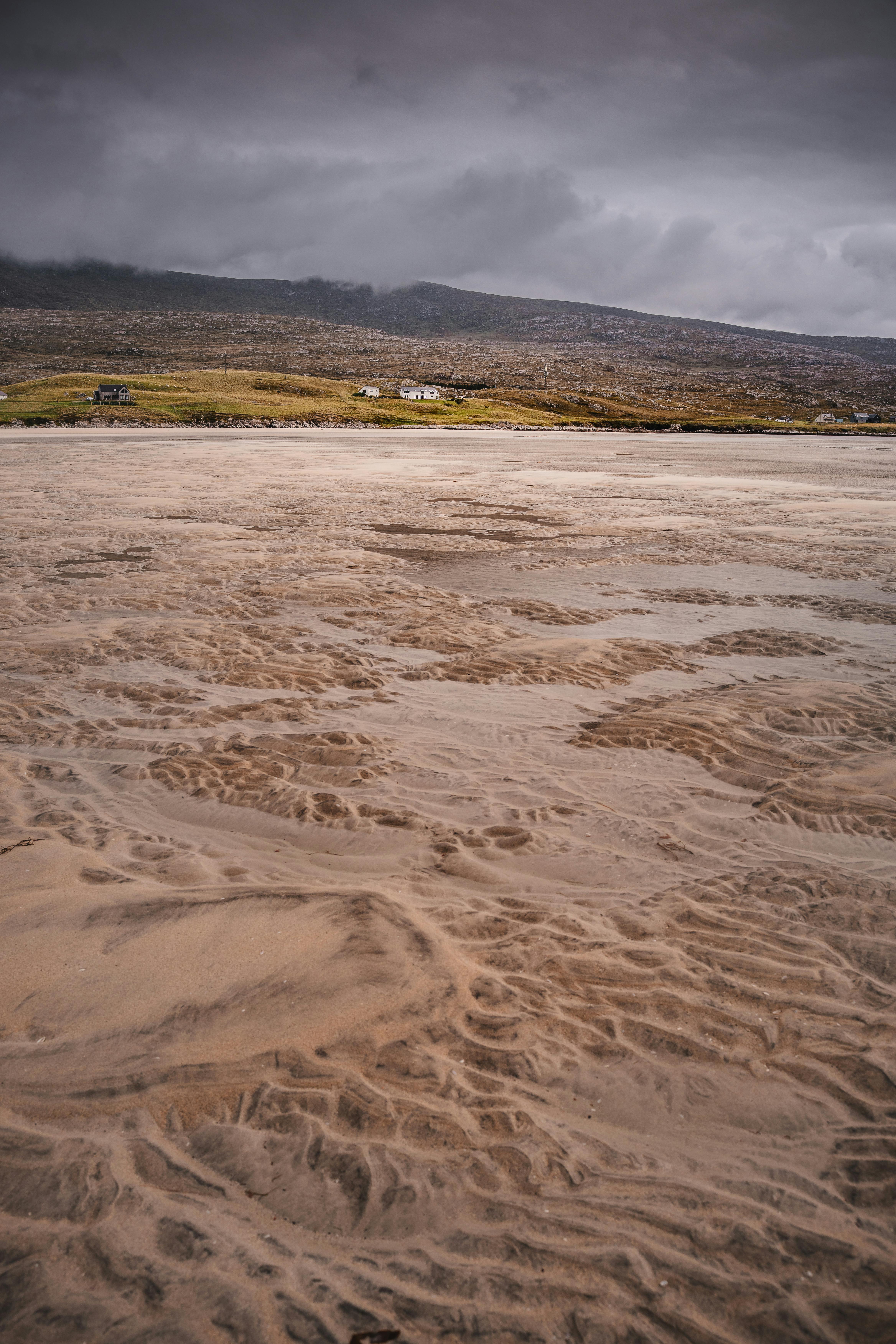 苏格兰哈里斯的戏剧性沿海景观，在喜怒无常的天空下展现出独特的魅力