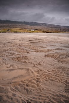 苏格兰哈里斯的戏剧性沿海景观，在喜怒无常的天空下展现出独特的魅力