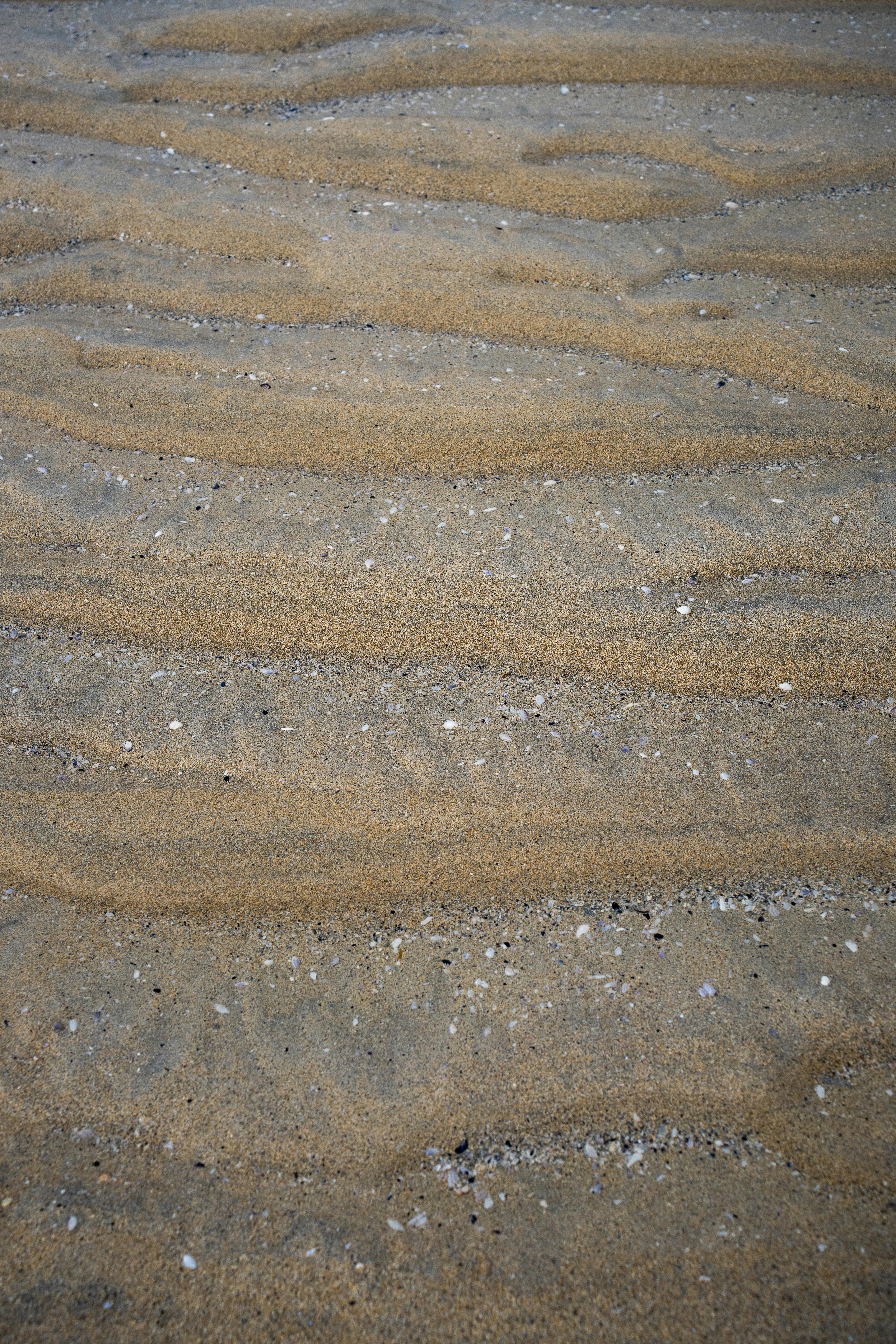 苏格兰哈里斯海滩上的波浪沙图案，展现了大自然的艺术性
