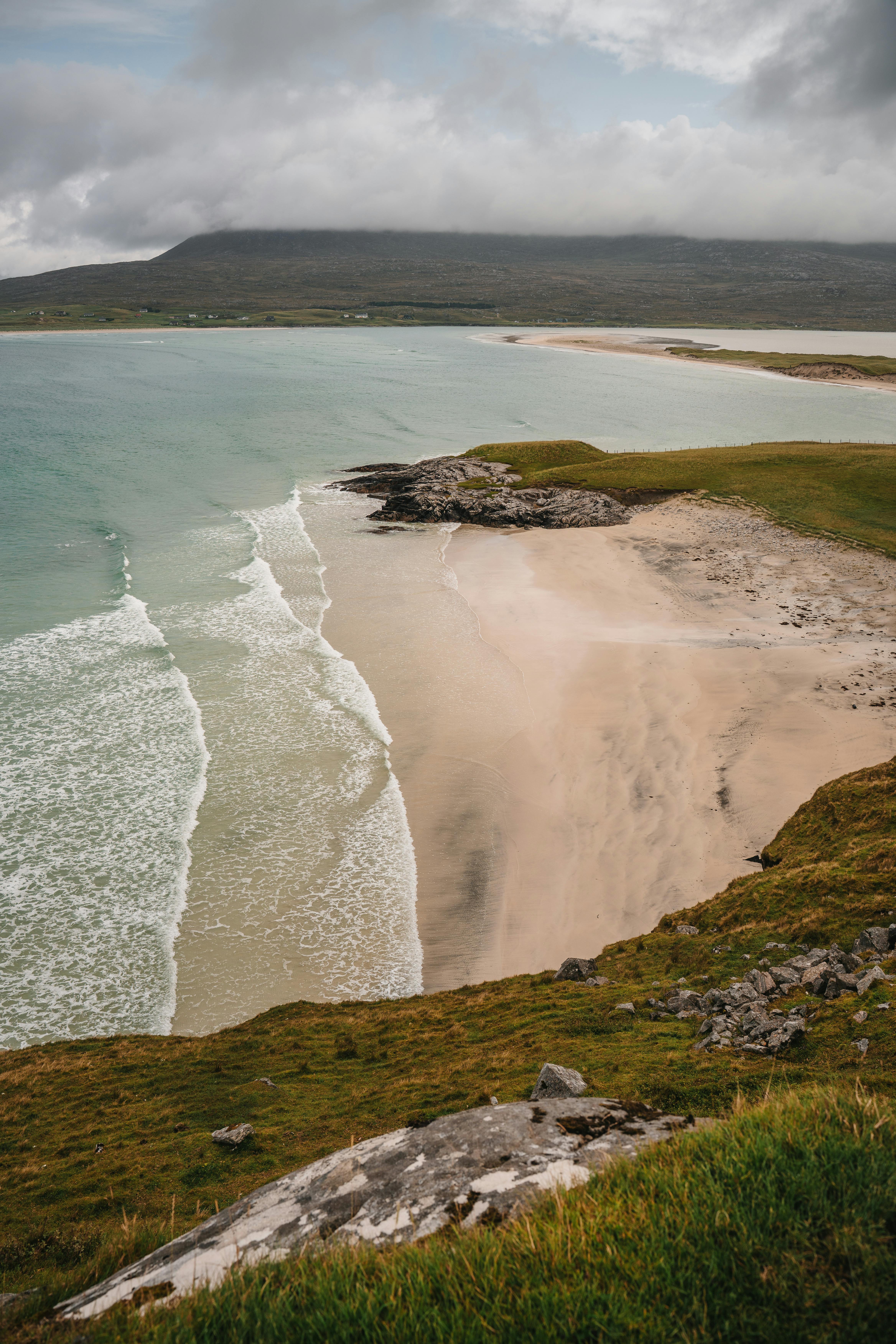 苏格兰哈里斯岛的海岸线，在多云的天空下，展现出宁静而美丽的海滩景观