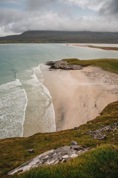 苏格兰哈里斯岛的海岸线，在多云的天空下，展现出宁静而美丽的海滩景观