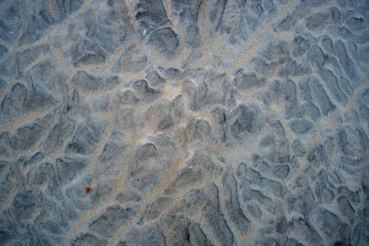 苏格兰哈里斯海滩的自然沙图案特写，展示了错综复杂的纹理