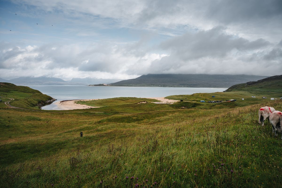 Dealuri verzi pe insula Harris, cu coasta in departare