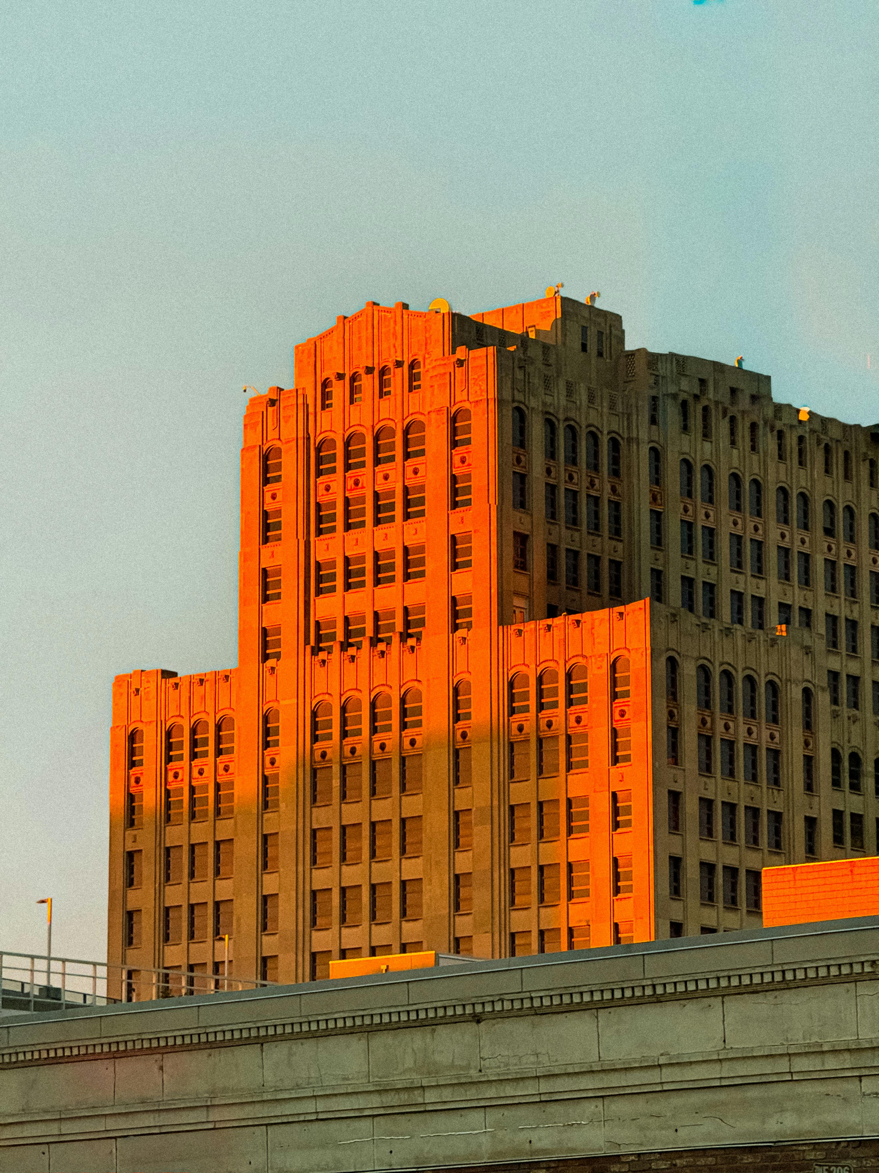 在这座历史悠久的装饰艺术建筑上，日落的光线温柔地投射出温暖的光芒