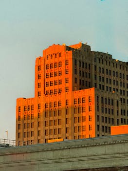 在这座历史悠久的装饰艺术建筑上，日落的光线温柔地投射出温暖的光芒