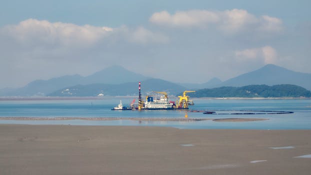 宁静的海景中，平静的水域上停靠着一艘疏浚船