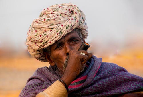 Foto Di Un Vecchio Uomo Che Fuma La Pipa