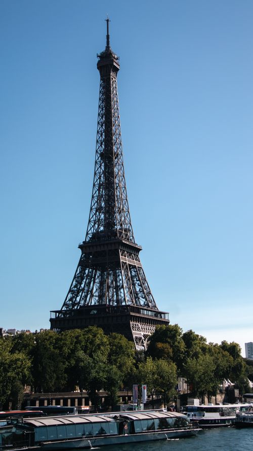 Free A stunning daytime view of the Eiffel Tower in Paris with clear blue skies. Stock Photo