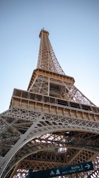 低视角下，埃菲尔铁塔在晴朗的蓝天中显得格外独特