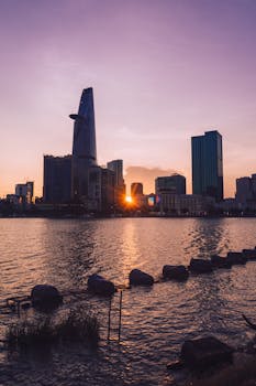 胡志明市天际线上令人惊叹的日落倒映在河流上