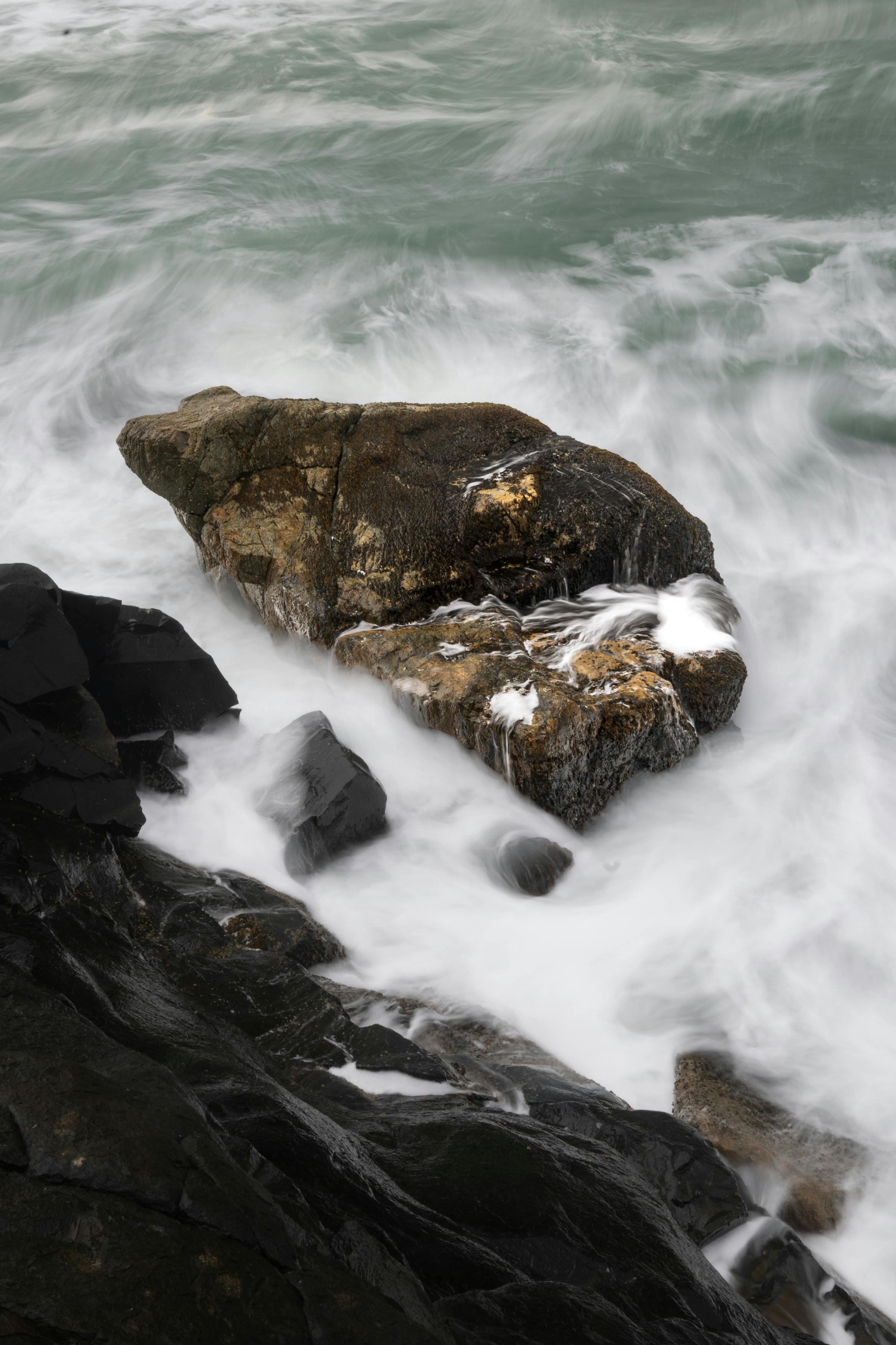 巴西海岸的海浪拍打岩石结构令人惊叹，非常适合自然和旅行爱好者