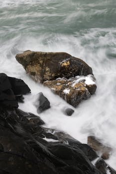 巴西海岸的海浪拍打岩石结构令人惊叹，非常适合自然和旅行爱好者