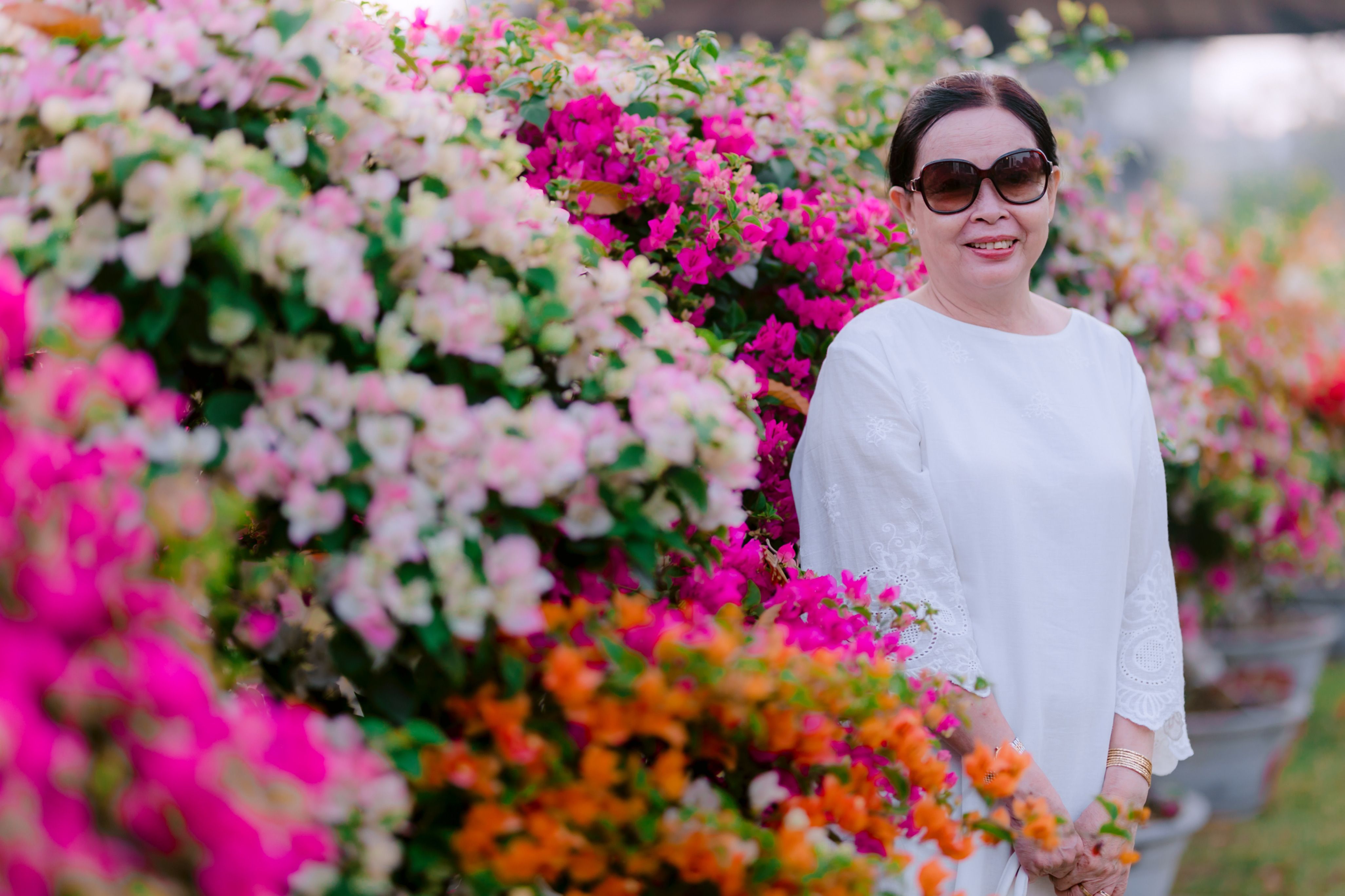 สนามซาบงในฟิลิปปินส์ เจ้าหน้าที่ถือใบอนุญาต ผู้ชมท้องถิ่นนั่งชมภายใต้แสงไฟสนาม
