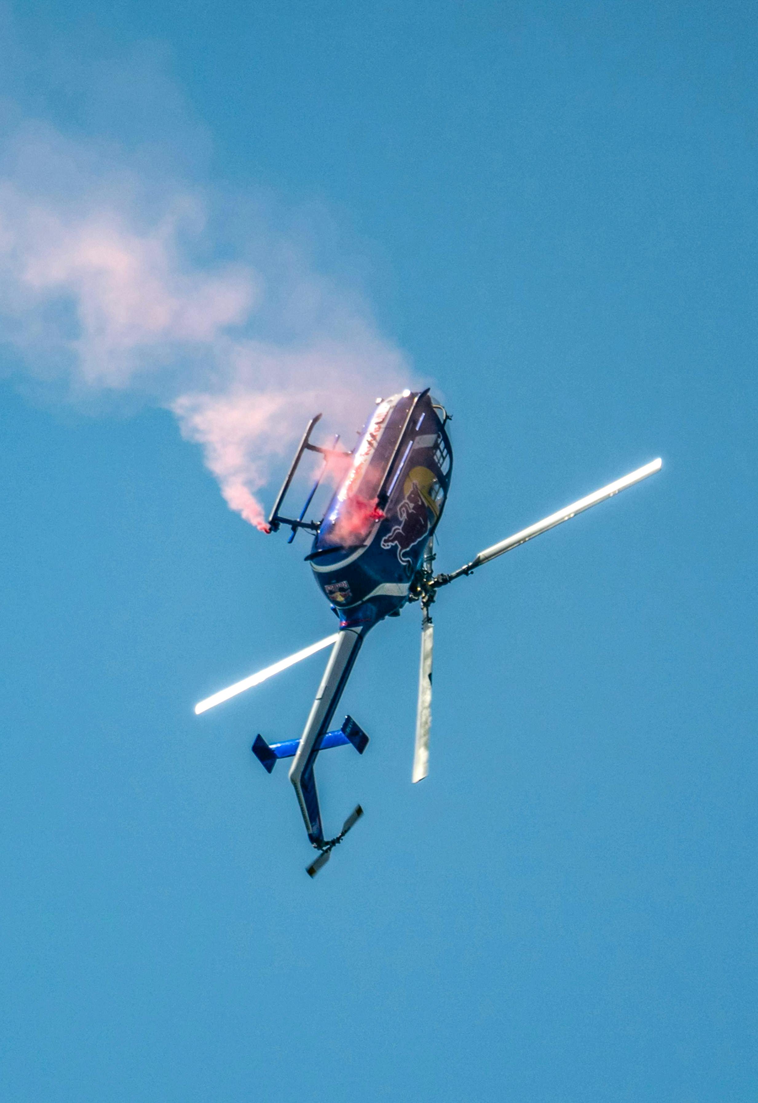 红牛直升机在亨廷顿海滩航展上表演着烟雾特技飞行