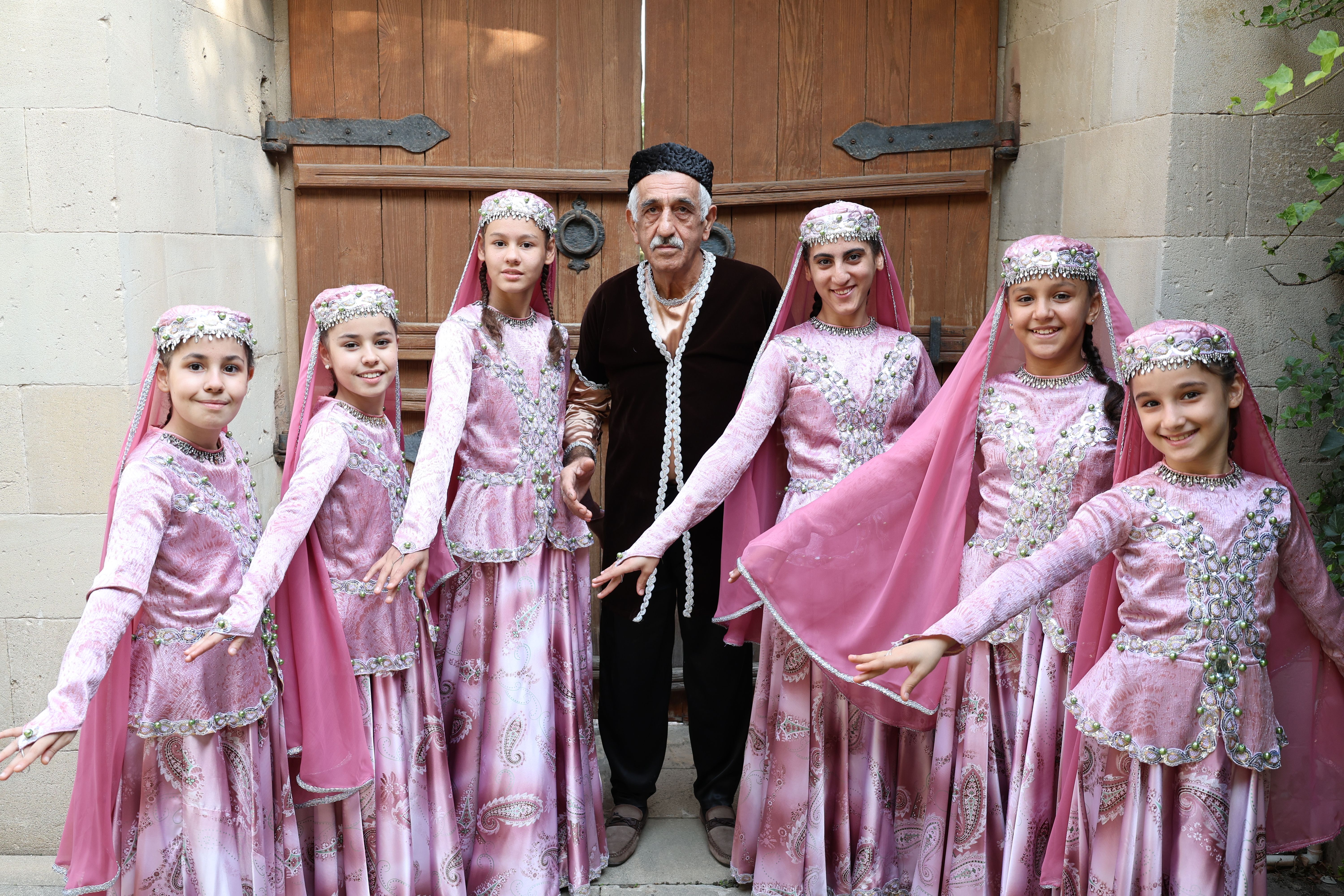 Family Traveller-Sailawaze Live showcases immersive travel inspiration — Photo by Tahir Xəlfə on Pexels