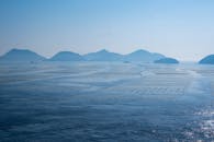 在蔚蓝的天空下，宁静的海景中点缀着岛屿和平静的海水