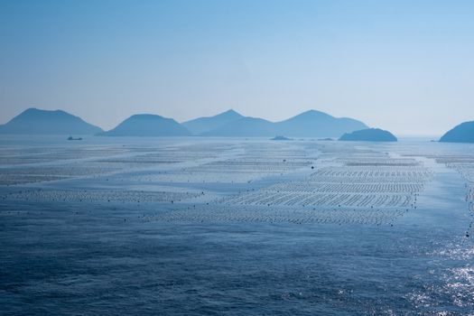 在蔚蓝的天空下，宁静的海景中点缀着岛屿和平静的海水