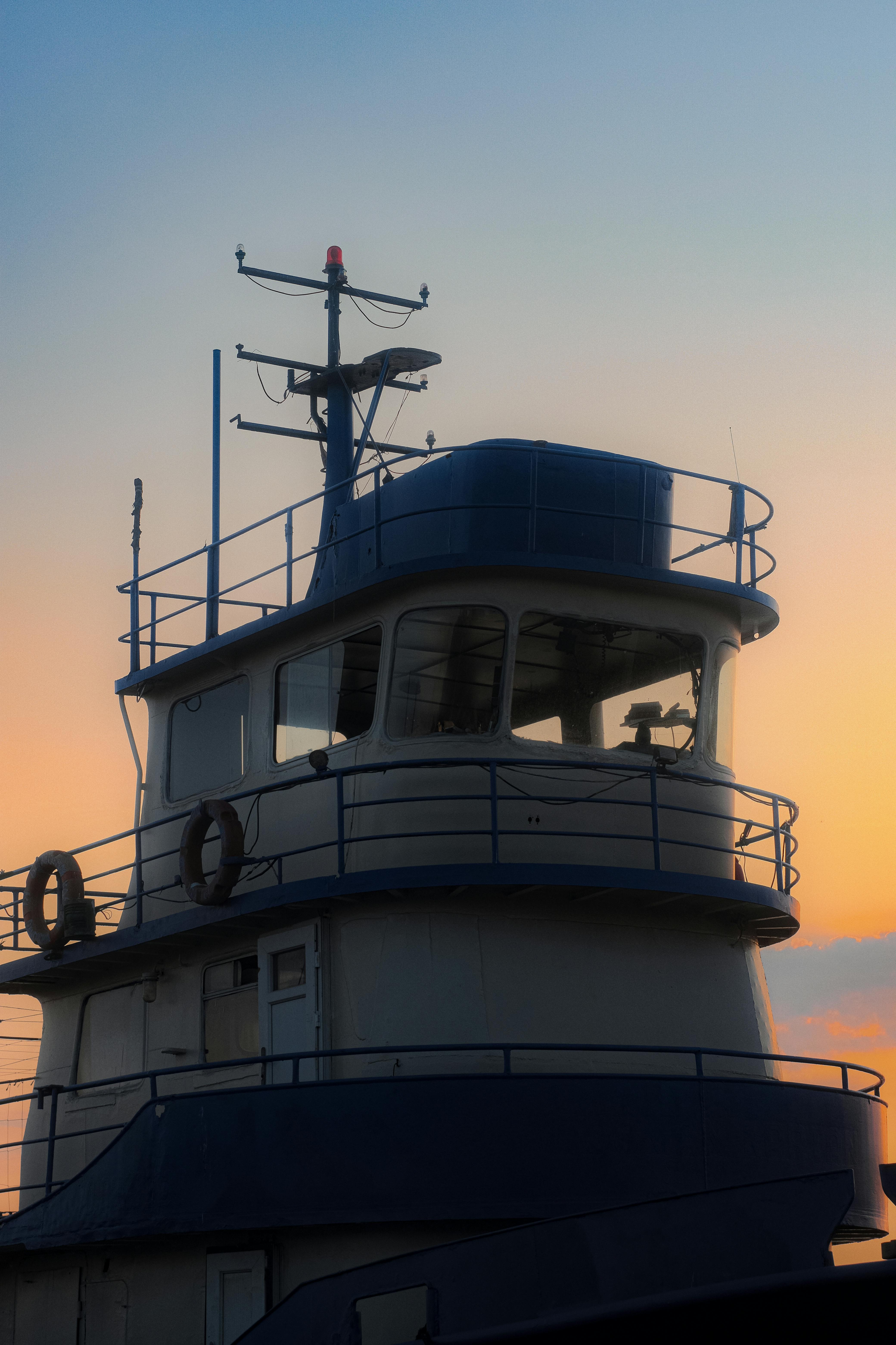 废弃船、抛锚船的免费库存照片可以通过以下途径获取：

1. 在线图片库：许多在线图片库如Shutterstock、Getty Images等提供了大量免费的废弃船只和抛锚船的图片