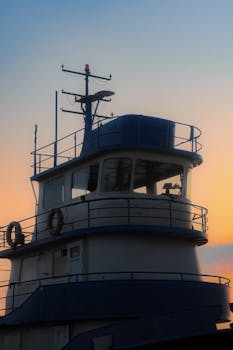 废弃船、抛锚船的免费库存照片可以通过以下途径获取：

1. 在线图片库：许多在线图片库如Shutterstock、Getty Images等提供了大量免费的废弃船只和抛锚船的图片