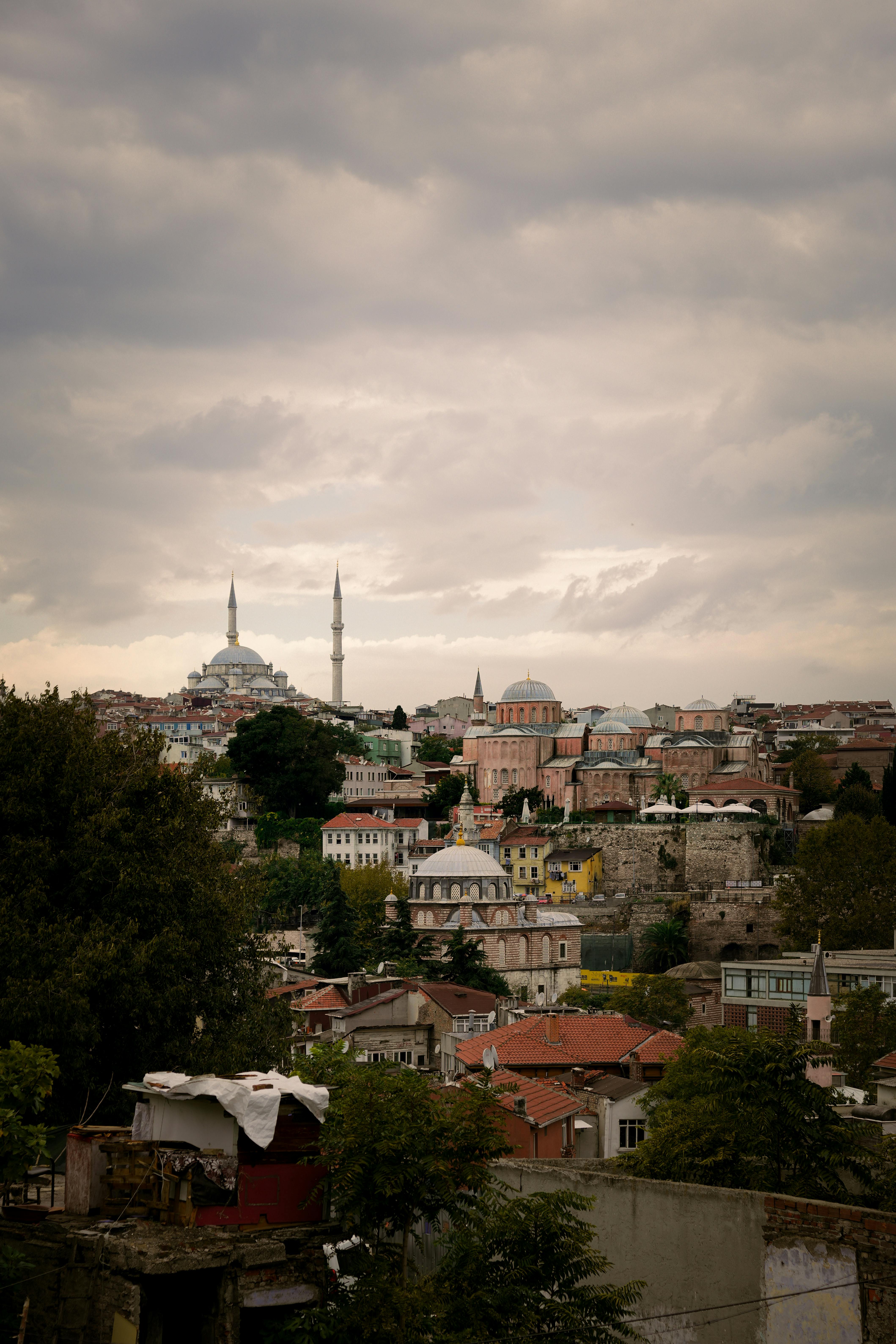 在伊斯坦布尔的夜空下，清真寺的标志性建筑与迷人的历史天际线相映成趣