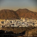 在日落时分，沙特阿拉伯的麦地那展现出其独特的美丽景色