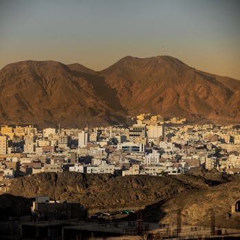 在日落时分，沙特阿拉伯的麦地那展现出其独特的美丽景色