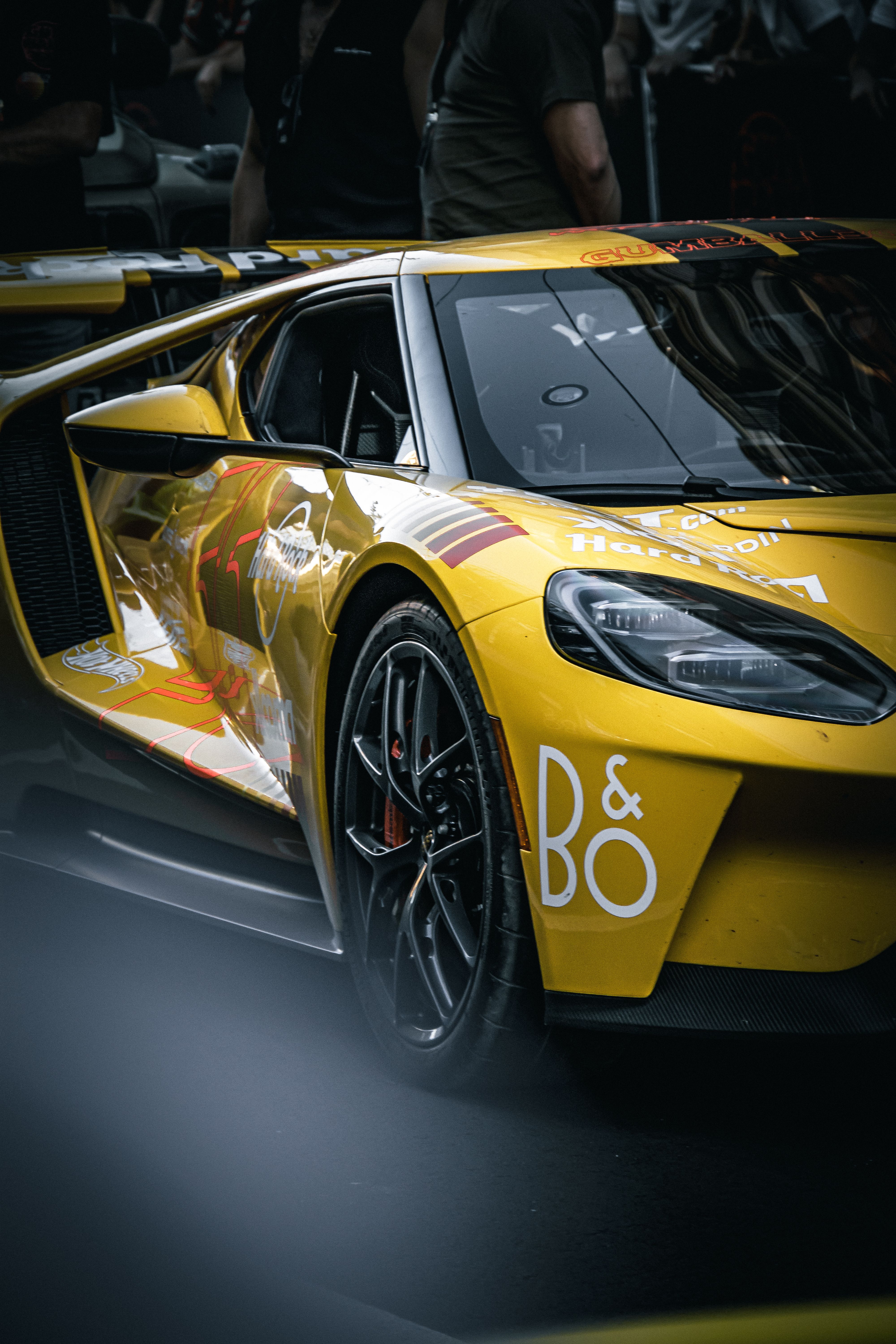 Close Up Mobil Sport Kuning Dengan Velg Paduan Hitam · Foto Stok Gratis